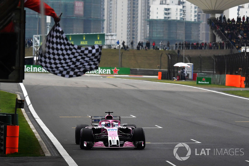 Sergio Perez, Force India VJM11 takes the chequered flag at the end of Qualifying