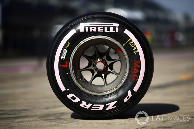 Neumáticos Pirelli con marcas color rosa en apoyo a la concienciación del cáncer de mama