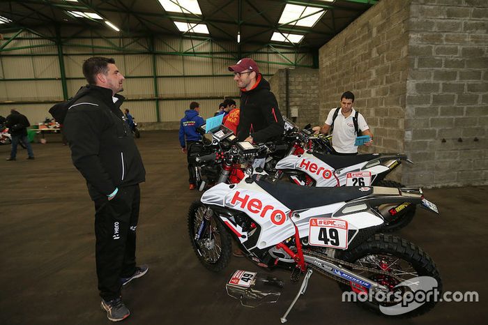 Los equipos se preparan en Le Havre para el largo viaje a Lima, Perú
