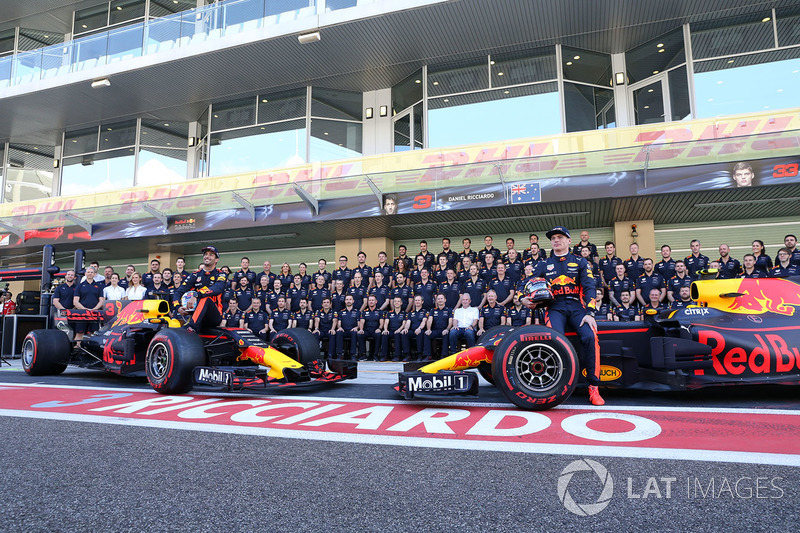 Max Verstappen, Red Bull Racing ve Daniel Ricciardo, Red Bull Racing, Red Bull Racing takım resminde