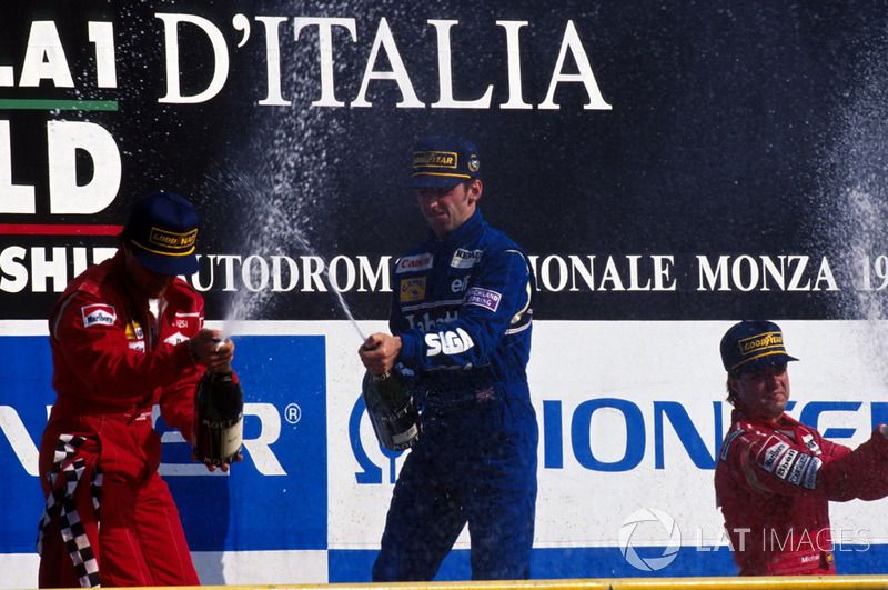 Podio: Ganador de la carrera Damon Hill, Williams, segundo lugar Jean Alesi; Ferrari, tercer lugar Michael Andretti, McLaren