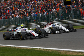 Sergey Sirotkin, Williams FW41 ve Marcus Ericsson, Sauber C37 battle