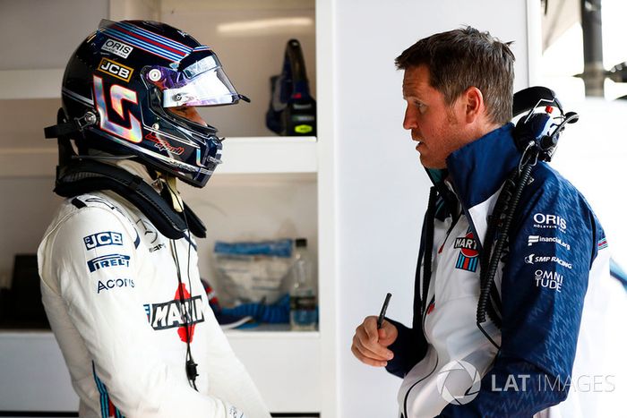 Lance Stroll, Williams Racing, habla con Rob Smedley, jefe de rendimiento del vehículo, Williams Martini Racing