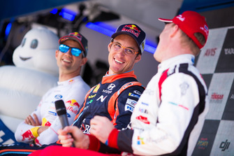 Thierry Neuville, Nicolas Gilsoul, Hyundai Motorsport Hyundai i20 Coupe WRC, avec Sébastien Ogier, M-Sport Ford WRT, et Jari-Matti Latvala, Toyota Gazoo Racing