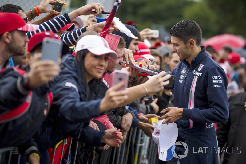Esteban Ocon, Racing Point Force India F1 Team memberi tanda tangan