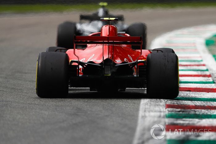 Valtteri Bottas, Mercedes AMG F1 W09,  Kimi Raikkonen, Ferrari SF71H