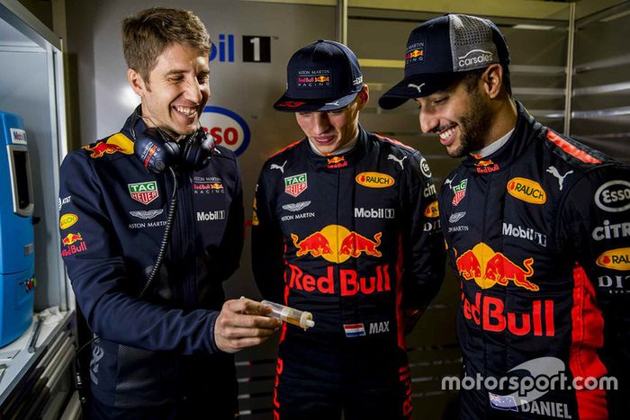 Daniel Ricciardo, Red Bull Racing, Max Verstappen, Red Bull Racing con un ingeniero de Red Bull Racing ExxonMobil 