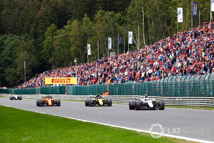 Sergey Sirotkin, Williams FW41, Carlos Sainz Jr., Renault Sport F1 Team R.S. 18, y Stoffel Vandoorne, McLaren MCL33