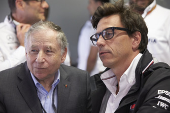 Jean Todt, Presidente FIA, parla con Toto Wolff, Direttore Esecutivo (Business), Mercedes AMG