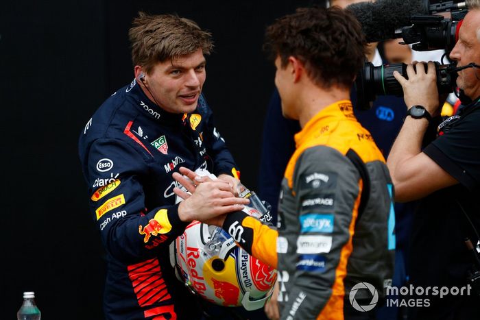 Max Verstappen, Red Bull Racing, Lando Norris, McLaren, se felicitan tras la tanda de Sprint