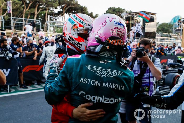 Charles Leclerc, Ferrari, felicita a Sebastian Vettel, Aston Martin, 2ª posición, en el Parc Ferme