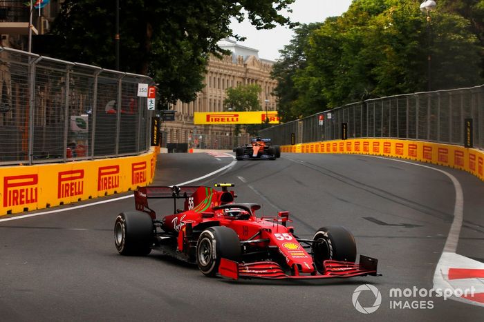 Carlos Sainz Jr., Ferrari SF21, Daniel Ricciardo, McLaren MCL35M