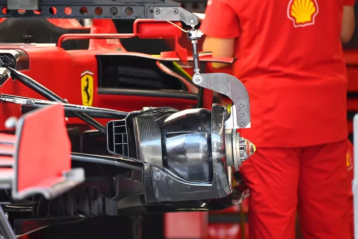Detalle del conducto de freno delantero del Ferrari SF21