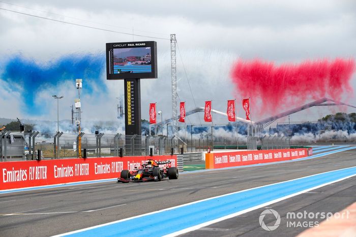 El ganador de la carrera, Max Verstappen, el RB16B de Red Bull Racing cruza la línea de meta ante la celebración de su equipo