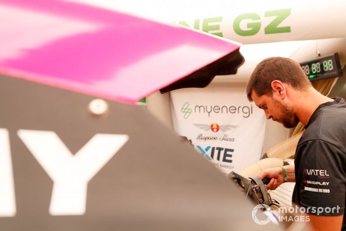 El equipo Hispano Suiza Xite Energy trabajando en el garaje