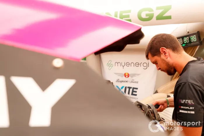 El equipo Hispano Suiza Xite Energy trabajando en el garaje