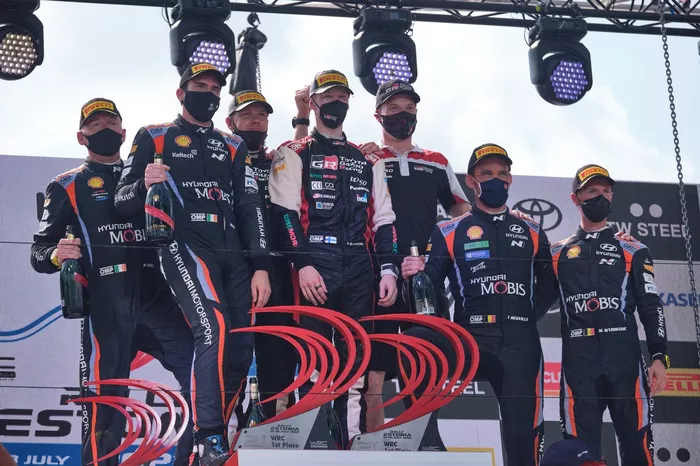 Podio: ganadores Kalle Rovanperä, Jonne Halttunen, Toyota Gazoo Racing WRT Toyota Yaris WRC, segundo lugar Craig Breen, Paul Nagle, Hyundai Motorsport Hyundai i20 Coupe WRC, tercer lugar Thierry Neuville, Martijn Wydaeghe, Hyundai Motorsport Hyundai i20 Coupe WRC