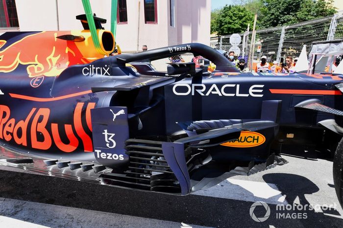 El coche dañado de Max Verstappen, Red Bull Racing RB16B