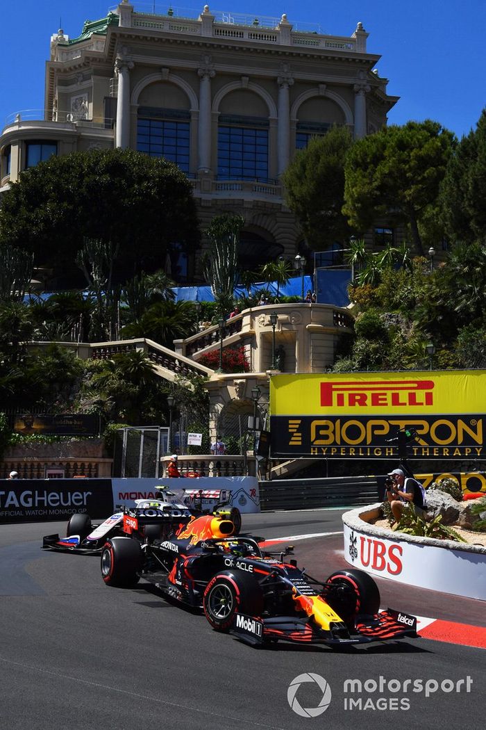 Sergio Pérez, Red Bull Racing RB16B, Mick Schumacher, Haas VF-21