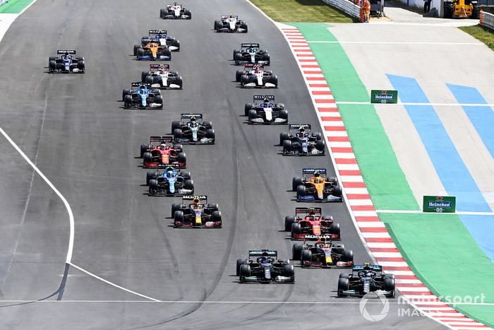 Valtteri Bottas, Mercedes W12, Lewis Hamilton, Mercedes W12, Max Verstappen, Red Bull Racing RB16B, y el resto del pelotón