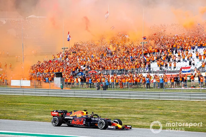 Ganador Max Verstappen, Red Bull Racing RB16B, saluda a sus fans de camino al Parc Ferme