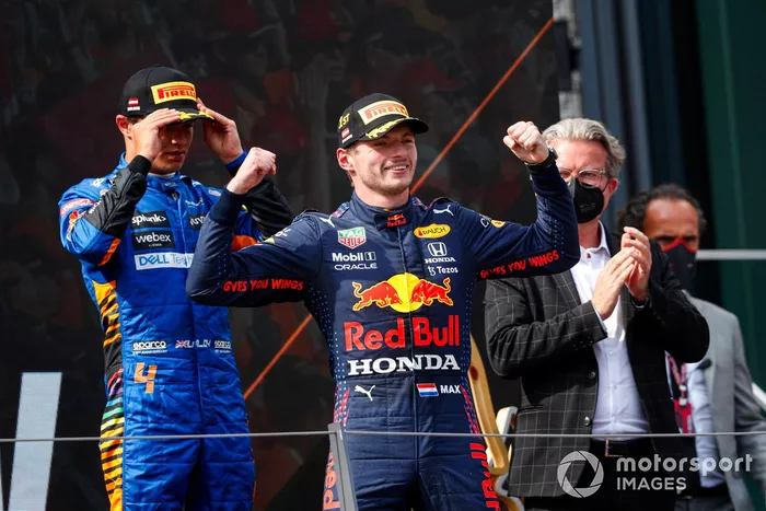 Podio: ganador Max Verstappen, Red Bull Racing , tercer lugar Lando Norris, McLaren