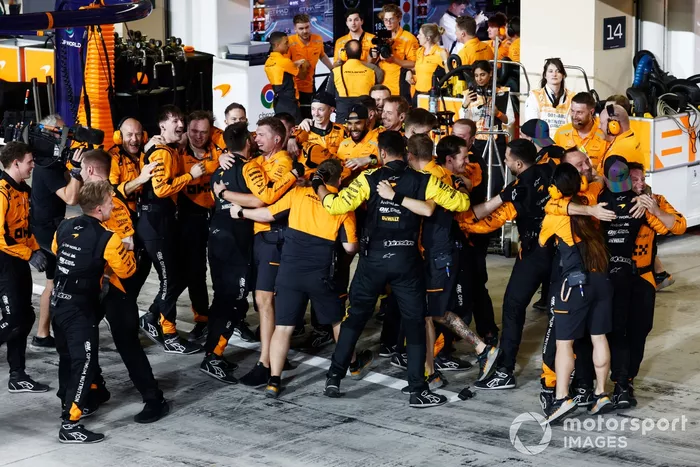 L'équipe McLaren fête son titre de championne du monde des constructeurs.