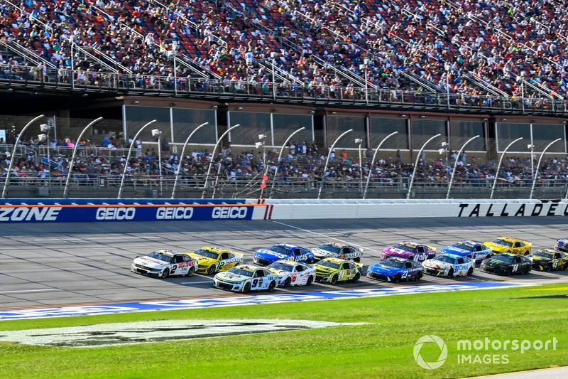 Austin Cindric, Team Penske, Discount Tire Ford Mustang and Chase Elliott, Hendrick Motorsports, Kelley Blue Book Chevrolet Camaro