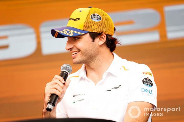 Carlos Sainz Jr., McLaren en el escenario de la fan zone