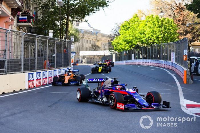 Daniil Kvyat, Toro Rosso STR14, Carlos Sainz Jr., McLaren MCL34, y Daniel Ricciardo, Renault R.S.19