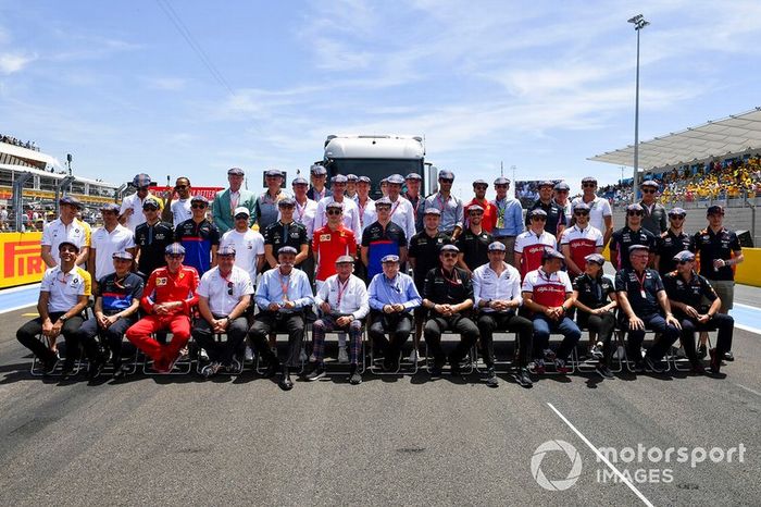 Pilotos, directores de equipo y oficiales se reúnen con gorras planas en honor al reciente cumpleaños de Sir Jackie Stewart, 3 veces campeón de F1