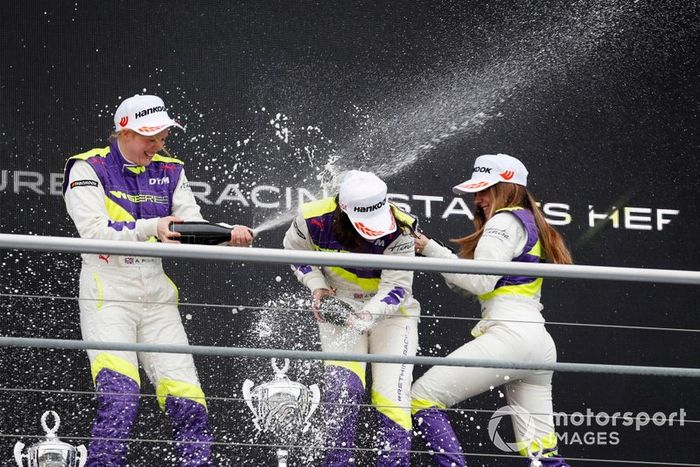 Podio: segundo lugar Alice Powell, ganadora de la carrera Jamie Chadwick y tercer lugar Marta García