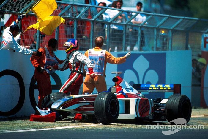 Jacques Villeneuve tras el accidente en el Muro de los Campeones