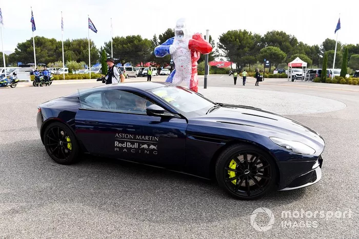 Max Verstappen, Red Bull Racing llega en un Aston Martin