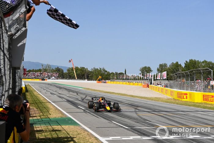 Max Verstappen, Red Bull Racing RB18, 1ª posición, toma la bandera a cuadros 