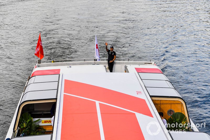 Lewis Hamilton, Mercedes AMG F1, saluta i tifosi dall'imbarcazione diretta all'evento a Federation Square