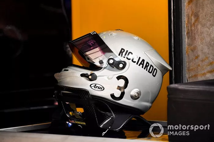 Casco de Daniel Ricciardo, Renault F1 Team, para el GP de China*