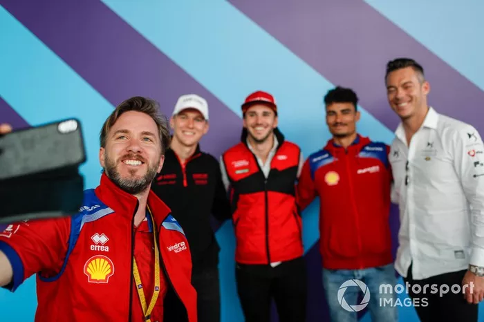 Nick Heidfeld, Mahindra Racing, scatta un selfie con i piloti tedeschi Maximilian Gunther, Dragon Racing, Daniel Abt, Audi Sport ABT Schaeffler, Pascal Wehrlein, Mahindra Racing, Andre Lotterer, DS TECHEETAH 
