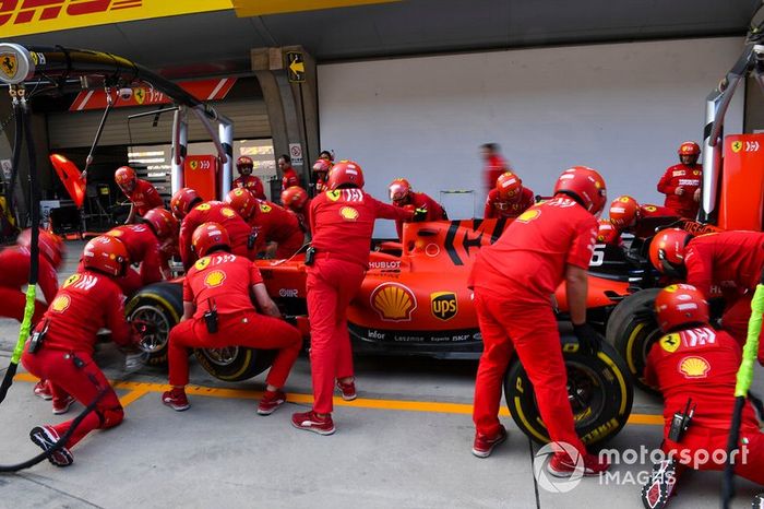 Ferarri practica un pit stop