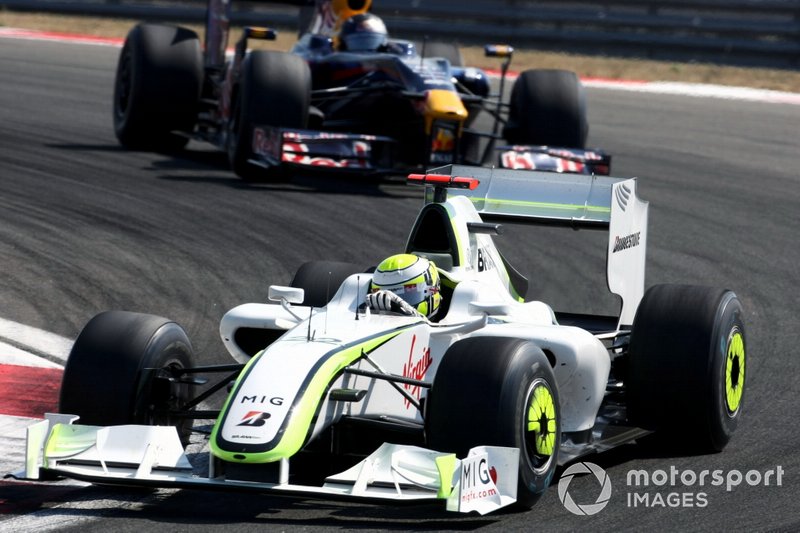 Jenson Button, Brawn Grand Prix BGP 001 mène devant Sebastian Vettel, Red Bull Racing RB5