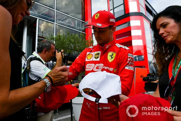 Charles Leclerc, Ferrari, firma autografi ai fan