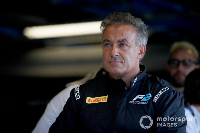 Jean Alesi prueba los nuevos neumáticos Pirelli de 18 pulgadas para las próximas temporada de F2