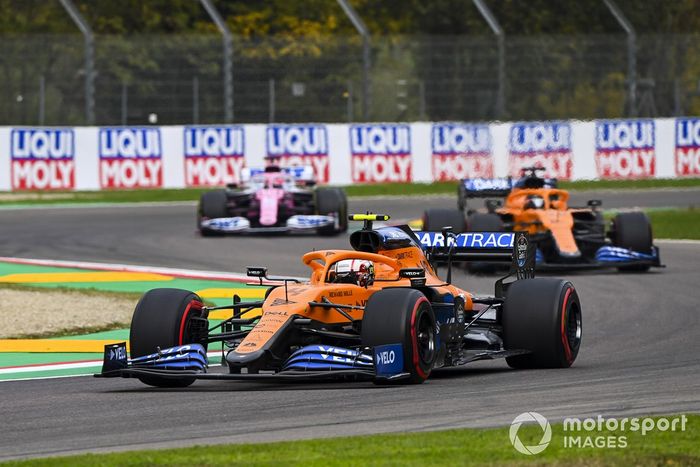 Lando Norris, McLaren MCL35, Carlos Sainz Jr., McLaren MCL35, y Sergio Pérez, Racing Point RP20