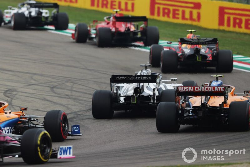 Alex Albon, Red Bull Racing RB16, Daniil Kvyat, AlphaTauri AT01, e Lando Norris, McLaren MCL35