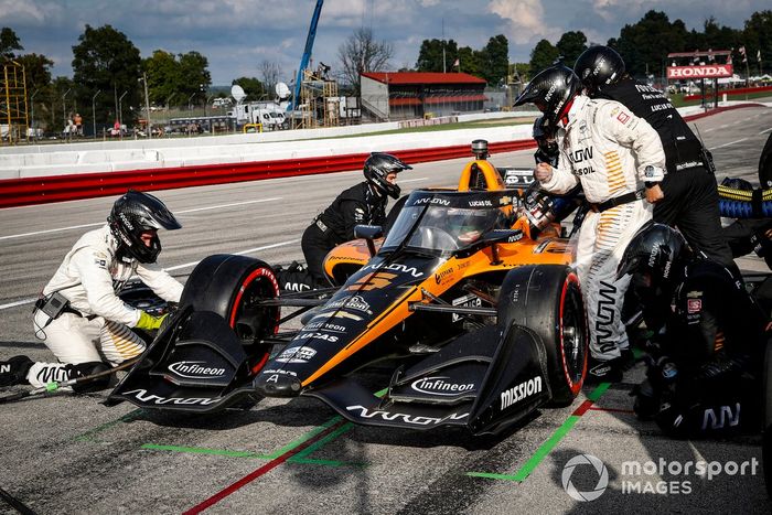 Patricio O'Ward, Arrow McLaren SP Chevrolet, pit stop