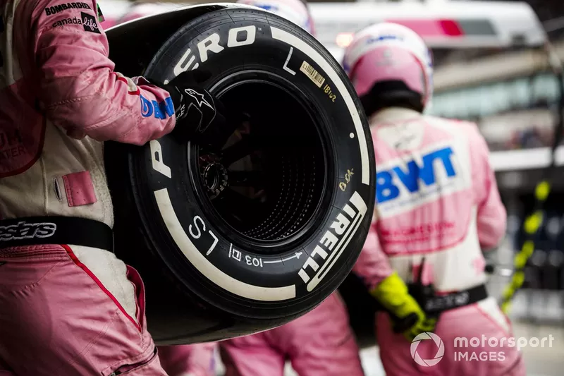 Mecánico de Racing Point con neumático Pirelli