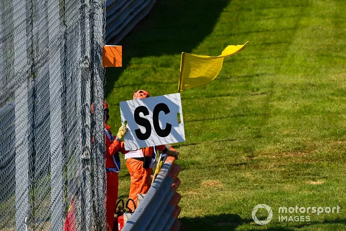 Los oficiales despliegan la señal de Safety Car