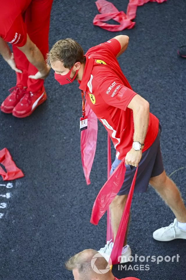 Sebastian Vettel, Ferrari si riscalda con la sua squadra in pit lane