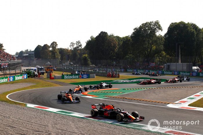 Max Verstappen, Red Bull Racing RB16B, Daniel Ricciardo, McLaren MCL35M, Lando Norris, McLaren MCL35M