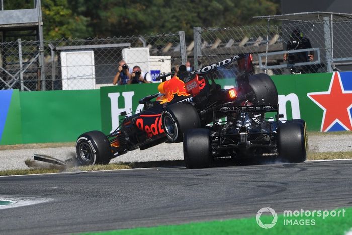 Secuencia del choque de Max Verstappen, Red Bull Racing RB16B, y Lewis Hamilton, Mercedes W12